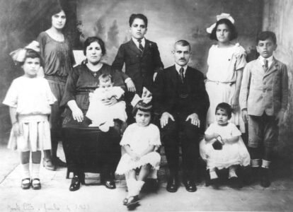 A FAMÍLIA JOSÉ KAIRALLA em 1923: Michel está em pé entre sua mãe - Amélia - e o pai José. Sua mãe, está com João no colo e tem ao lado Olinda, a filha mais velha, e Alice. Ao lado de José, estão Olga, Odete (segurando uma bolsinha) e Waldomiro. Sentada entre os pais está Nelly.