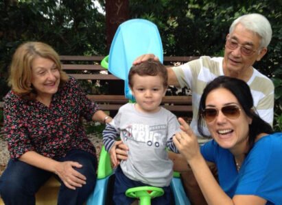 Lílian e Tatsuo, agora com Mirna e o netinho Benício.