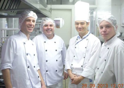 Ken em seu aparato de mestre hoteleiro no SENAC PR.