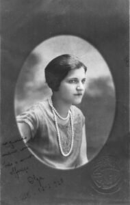 OLGA posa de acordo com o figurino da época: 1928.