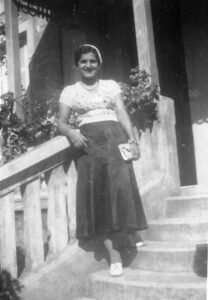 OLGA posando na escada, em 1932.