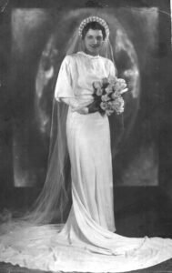 OLGA, noiva com 'véu e grinalda', para o casamento com JOSÉ FACURI, em Monte Alto, no dia 25 de fevereiro de 1935.