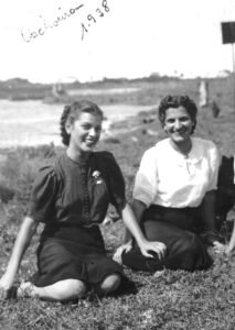 OLGA e a mana ODETE em Cachoeira, 1938.