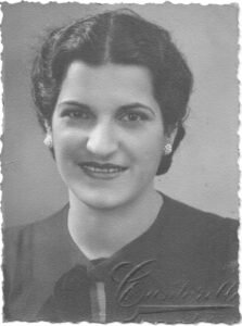 OLGA em 1940, foto feita em estúdio.