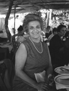 Um close de OLGA no almoço do casamento Arcênio-Jenny, em Monte Alto, 1968.