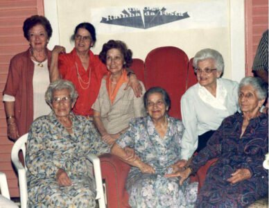 OLGA, rodeada por JENNY, ODETE, DALILA (irmã de Arcênio), ALICE.